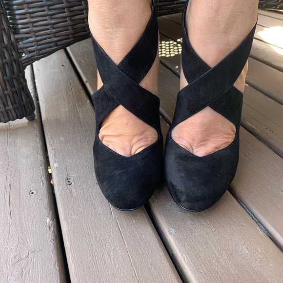 NWOT Guess Heels 🔥 - Picture 2 of 5